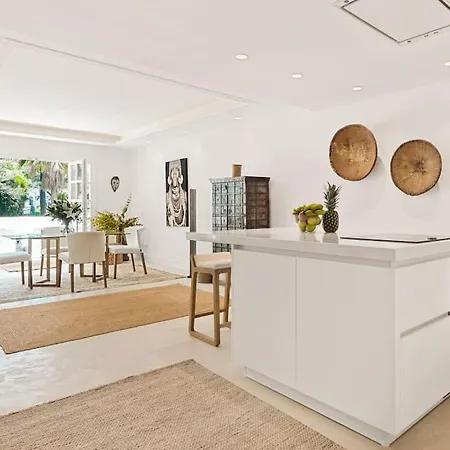 Apartment Exclusive 3-bedroom In Puente Romano